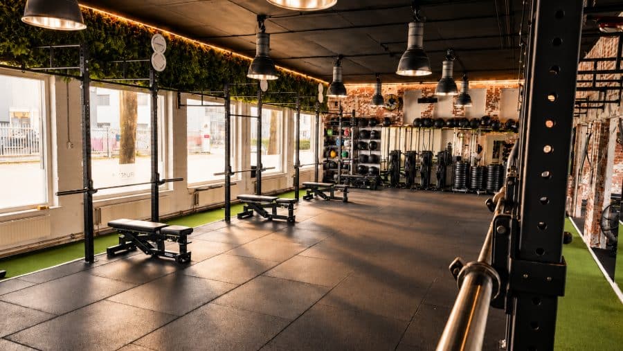De gym van Modern Trained in Oisterwijk met een eigen rack en bank per persoon