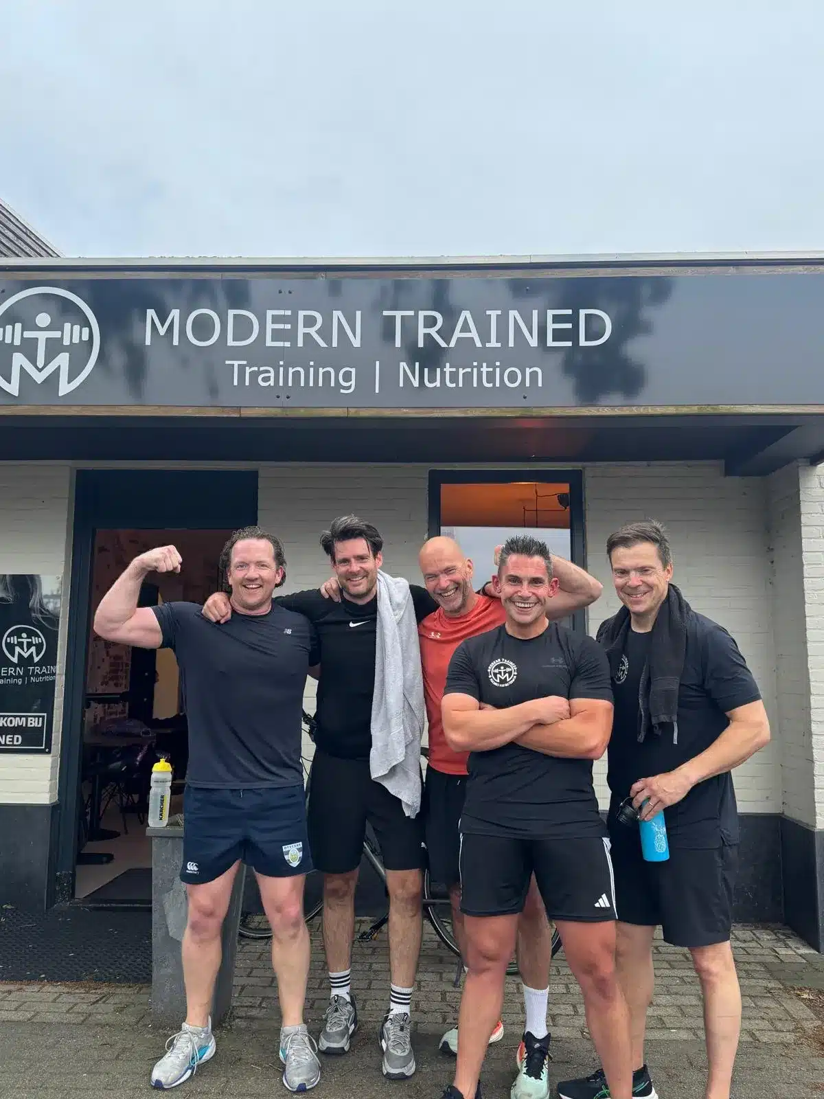 Trainers van Modern Trained voor de entree aan de Schijfstraat in Oisterwijk