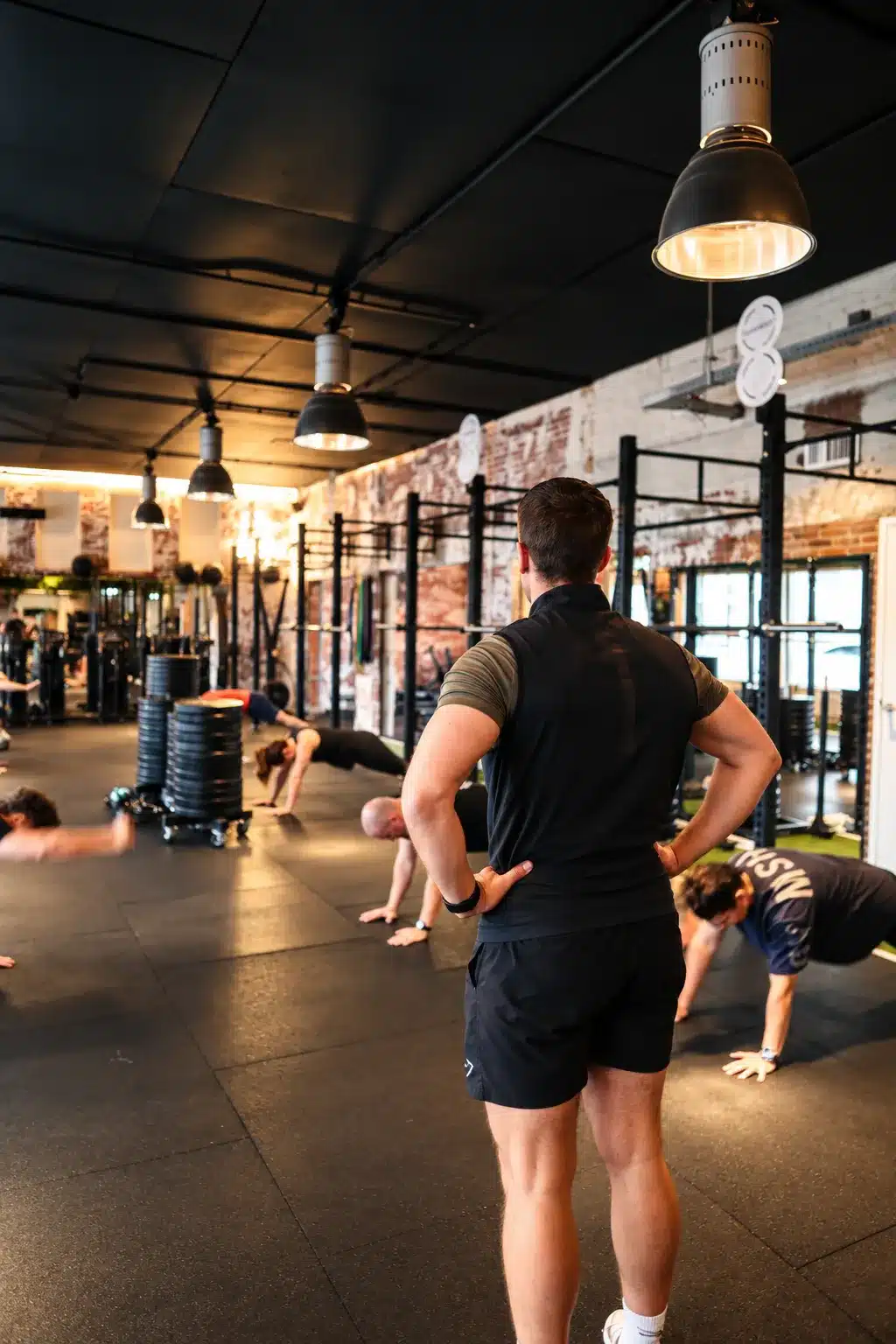 Trainer van Modern Trained begeleidt deelnemers tijdens een training in Oisterwijk